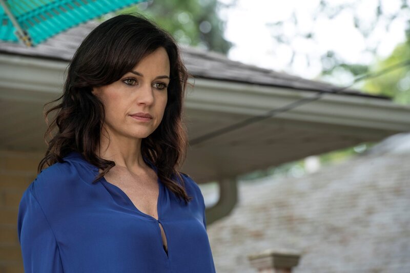 Daisy ‚Jett‘ Kowalski (Carla Gugino) – Bild: Die Verwendung ist nur bei redak /​ HBO /​ © Home Box Office, Inc. All rights reserved.