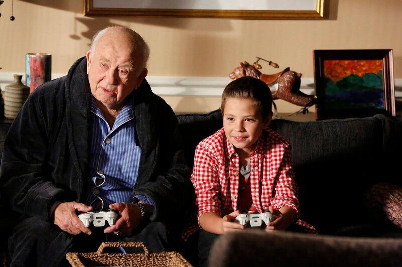 Während der Ermittlungen in einem neuen Fall muss sich Hotch auch mit familiären Dingen auseinandersetzen: Roy (Edward Asner, l.) und Jack (Cade Owens, r.) … – Bild: 13th Street