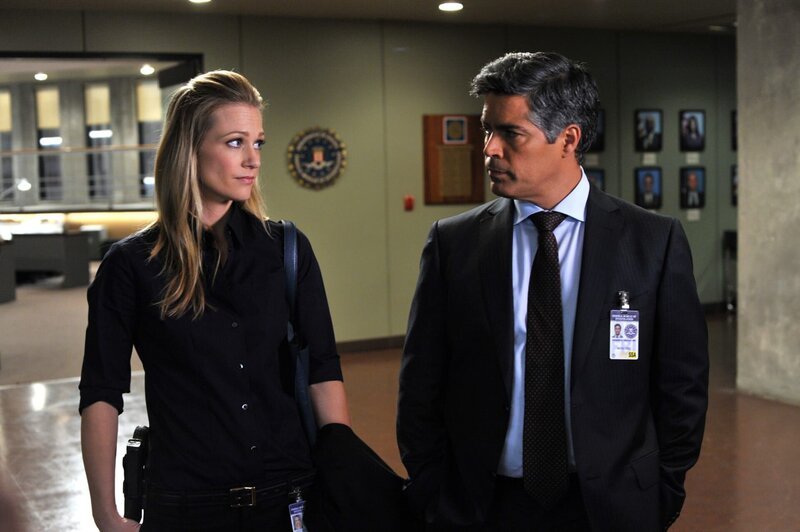 Das Team trifft seinen neuen Abteilungsleiter Mateo Cruz (Esai Morales, r.), der auf eine lange gemeinsame Vergangenheit mit JJ (AJ Cook, l.) zurückblickt … – Bild: 13th Street