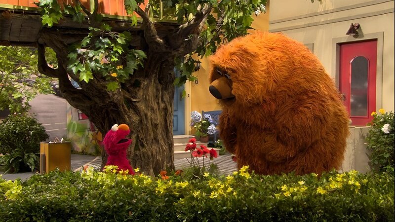 Samson hilft Elmo. – Bild: NDR/​Sesame Workshop