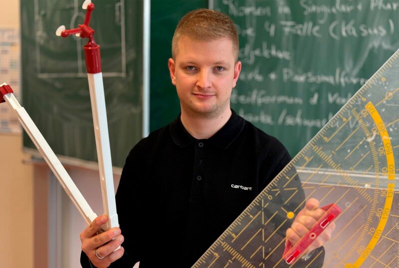 „7 Tage“-Reporter Simon Rustler stellt sich der Frage „Wer will heute eigentlich noch Lehrer werden und könnte ich das?“ Dazu besucht er seine alte Schule in Karben im Wetteraukreis. – Bild: HR