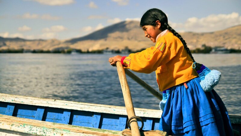 Um den Titikakasee zu überqueren, muss Schülerin Marielle mit anpacken. – Bild: ZDF und NDR/​ MDR/​ Maximus Film