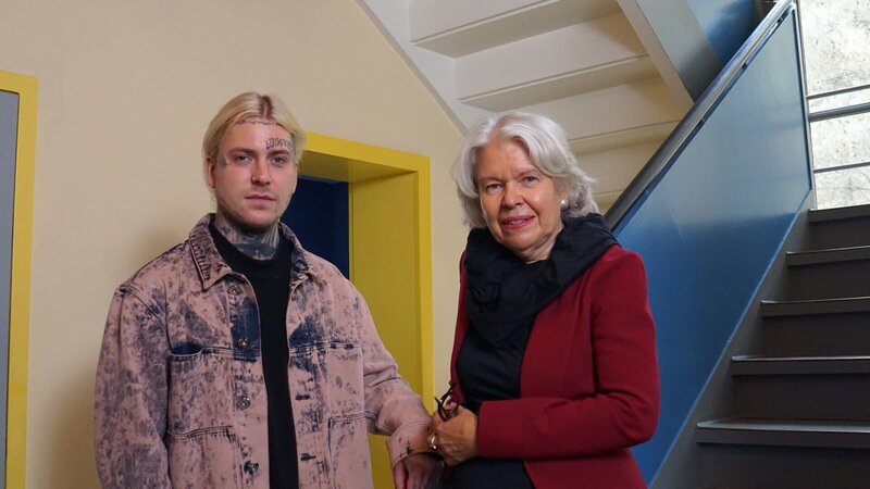 Alexander Höller mit der Leiterin der Akademie der Stiftung Bauhaus Regina Bittner in Dessau am Meisterhaus von Paul Klee und Wassily Kandinsky. – Bild: Vanessa Auktor