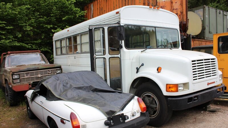 Geparkte alte Autos und Busse – Bild: DMAX