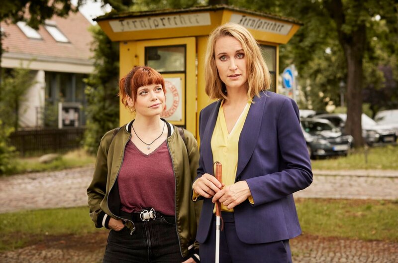 ARD DIE HEILAND – WIR SIND ANWALT, III. Staffel mit 13 neuen Folgen. Romy Heiland (Christina Athenstädt) mit ihrer neuen Assistentin Tilly Vogel (Sina Reiß). – Bild: ARD/​Rudolf Wernicke