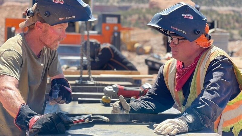 L-R: Trever Morrill und Freddy Dodge sehen sich in der Waschanlage an. – Bild: Discovery Channel US /​ Raw TV Limited