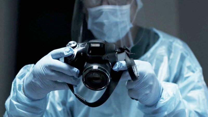 Gerichtsmediziner mit einer Kamera – Bild: Crime + Investigation /​ A+E Networks