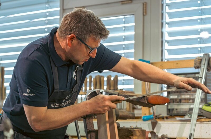 Ralf Sommer bringt den Schaft von Hand in Form. – Bild: SWR/​Manuel Hollenweger