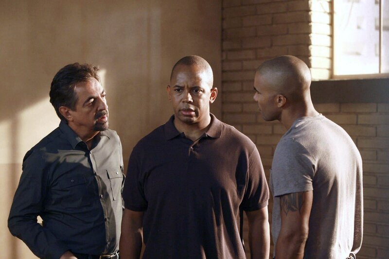 William Harris (Michael Boatman, M.) wird in Sarasota vor seinem Haus von der Polizei verhaftet. Ihm wird zur Last gelegt, drei Frauen ermordet und Missy Dewald entführt zu haben. Das BAU-Team um Rossi (Joe Mantegna, l.) und Morgan (Shemar Moore, r.) ermittelt, ob er wirklich etwas damit zu tun hat … – Bild: PLURIMEDIA (ABC Studios)