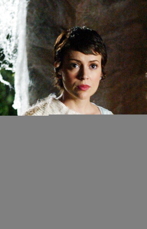 Seit Phoebe (Alyssa Milano) in einer Vision gesehen hat, dass sie einmal schwanger wird, jagt sie den Männern nach, um einen Vater für ihr zukünftiges Kind zu bekommen – die Auswahl ist groß … – Bild: Paramount Pictures. Lizenzbild frei