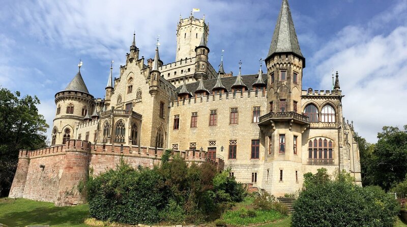 Schloss Marienburg am Leine-Ufer – ein wahres Märchenschloss. – Bild: Honorarfrei
