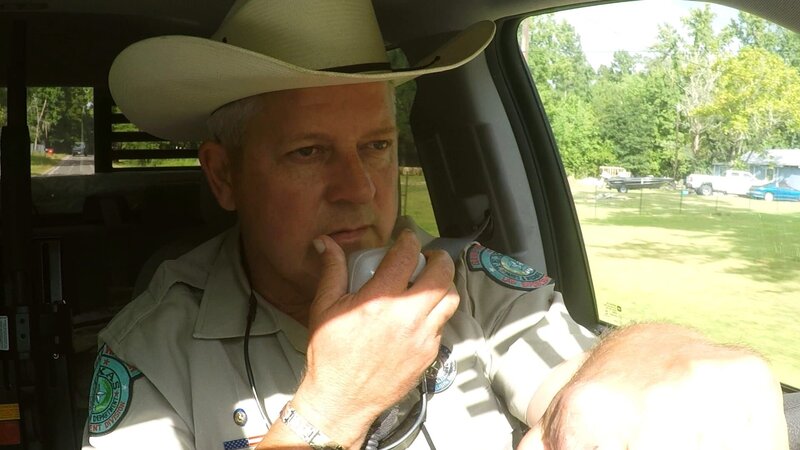 Mike Boone speaks on intercom in police car. – Bild: Animal Planet /​ Discovery Communications, LLC
