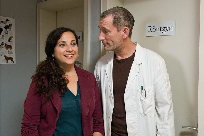 Die neue Sprechstundenhilfe Isa Nagel (Nora Jokhosha) und Dr. Hansen (Heikko Deutschmann). – Bild: SWR/​Maria Wiesler