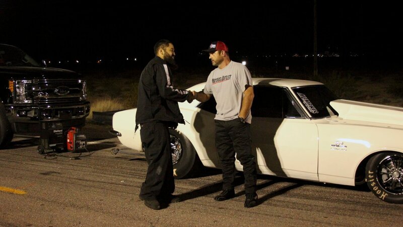 Elton Burnley and Carp shake hands before the face off in the final race of the night. – Bild: Discovery Channel /​ Discovery Communications