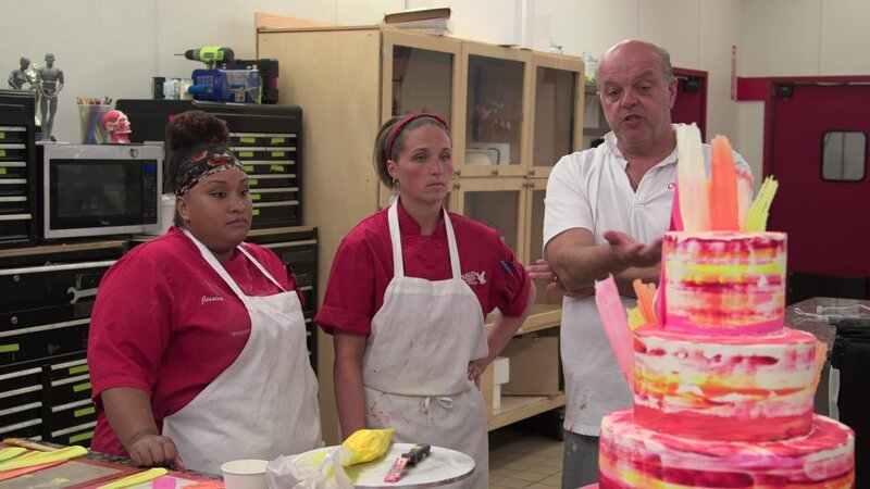 Liz, Mauro and Jessica step back to look at completed Brush Stroke Cake. – Bild: International Networks /​ Discovery Communications