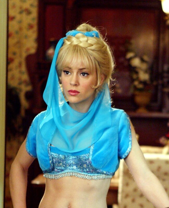 Als Phoebe (Alyssa Milano) an einem verstaubten Fläschchen reibt, das ein Dämon auf einem fliegenden Teppich verloren hat, verwandelt sie sich in eine waschechte Jeanie … – Bild: Paramount Pictures. Lizenzbild frei