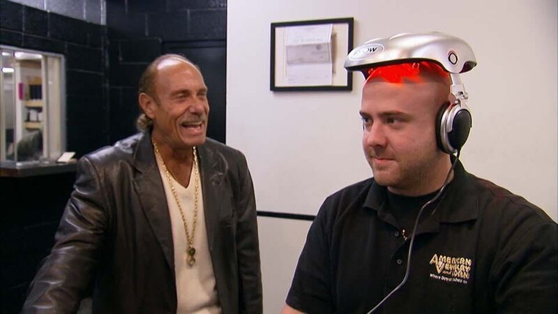 On the left: Les Gold – Bild: Warner Bros. Discovery