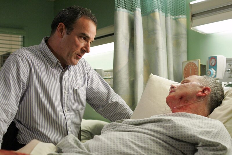 Criminal Minds Season1, Criminal Minds Staffel1, regie USA 2005, Darsteller  caption: „Won’t Get Fooled Again“ -- Gideon and Dr. Daniel Reid (Matthew Gray Gubler, left and Mandy Patinkin, center) question Gil Clurman (Tom Virtue), the victim of a serial bomber to try to discover his identity, on CRIMINAL MINDS,  Photo: Justin Lubin /​ CBS ©2005 CBS Broadcasting Inc. All Rights Reserved copyright:Criminal Minds Season1, Criminal Minds Staffel1, regie USA 2005, Darsteller  caption: „Won’t Get Fooled Again“ -- Gideon and Dr. Daniel Reid (Matthew Gray Gubler, left and Mandy Patinkin, center) question Gil Clurman (Tom Virtue), the victim of a serial bomber to try to discover his identity, on CRIMINAL MINDS,  Photo: Justin Lubin /​ CBS Â©2005 CBS Broadcasting Inc. All Rights Reserved copyright: – Bild: 13th Street