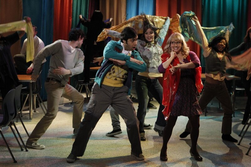 Ein Traum von Bollywood: Bernadette (Melissa Rauch, r.) und Rajesh (Kunal Nayyar, l.) … – Bild: Warner Bros. Television