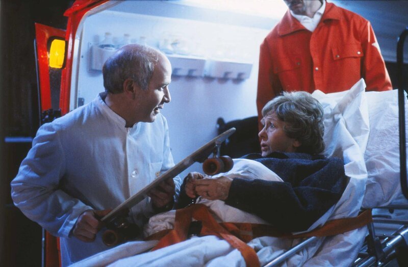 Sanitäter (Peter Moland) und Frau Vogel (Erni Singerl). – Bild: BR/​Neue Münchner Fernsehproduktion