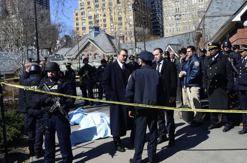 „New Rules“ -- When an assassination of someone close to Frank transpires, Frank orders all hands on deck to catch the killer. Working the case, Danny and Baez go see Mario Hunt („Method Man“), a well-known member of a deadly gang, in the first of a two-part season finale of BLUE BLOODS. Dennis Haysbert guest stars as NYPD Deputy Chief Donald Kent and Cliff „Method Man“ Smith guest stars as Mario Hunt, a well-known member of a gang. Pictured: Tom Selleck as Frank Reagan, Donnie Wahlberg as Danny Reagan. – Bild: John Paul Filo