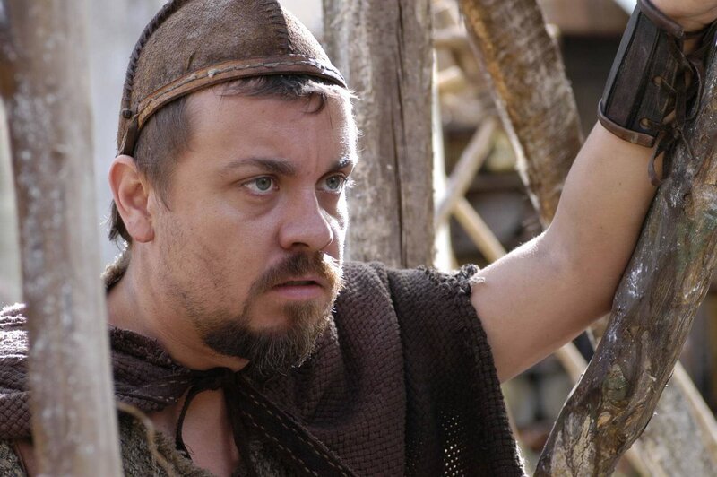 Timon (Lee Boardman) verfolgt den Prozess gegen Pullo. – Bild: Sky Atlantic