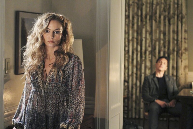 Während Bree eine Frau kennenlernt, die Sam nur allzu gut kennt, macht Angie (Drea de Matteo, l.) erneut Bekanntschaft mit ihrem Ex-Freund Patrick Logan (John Barrowman, r.) … – Bild: ABC Studios Lizenzbild frei