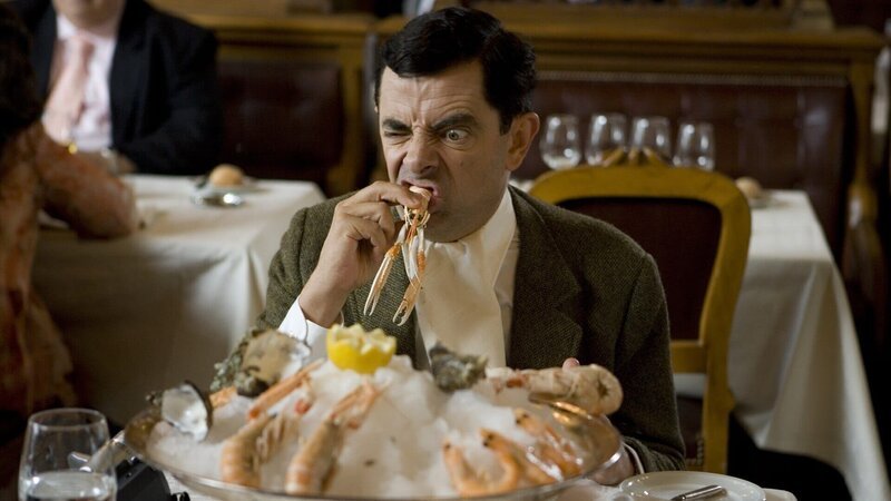 Mr. Bean (Rowan Atkinson) macht Bekanntschaft mit den kulinarischen Leckereien in Frankreich.. – Bild: RTL II Mr. Bean (Rowan Atkinson) macht Bekanntschaft mit den kulinarischen Leckereien in Frankreich.. – Bild: RTL II