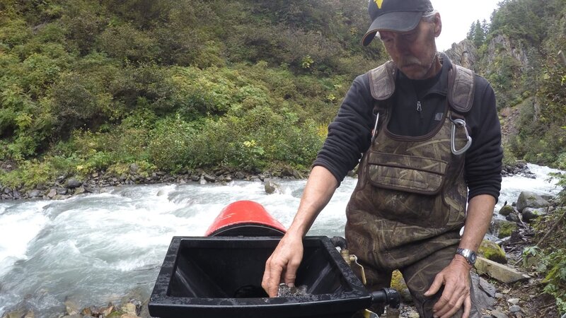 Wes Richardson feeds paydirt through his self made gold catching device. – Bild: Discovery Communications