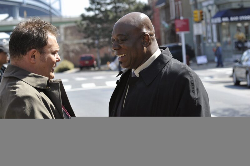 Bei den Dreharbeiten zu „Cold Case“: Thom Barry (r.) und Jeremy Ratchford (l.) – Bild: Warner Bros. Television