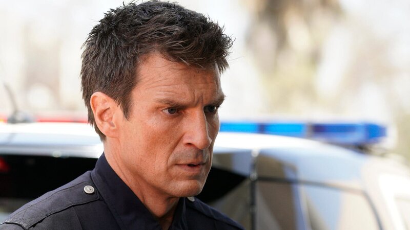 John Nolan (Nathan Fillion) ist auf dem Weg zu einem Einsatz. – Bild: ZDF und Rick Rowell