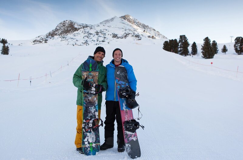 Checker Tobi (rechts) mit Freesytleprofi Joe. Joe erklärt ihm alles rund ums Snowboarden. – Bild: BR/​megaherz GmbH/​Hans-Florian Hopfner