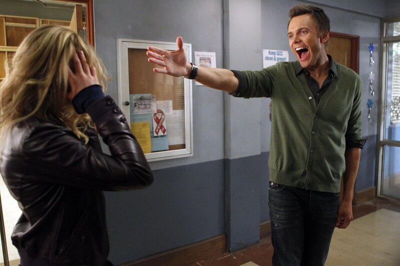 Geht in seiner Rolle für die Weihnachtsaufführung komplett auf: Jeff (Joel McHale, r.) … – Bild: Sony Pictures Television Inc. All Rights Reserved. Lizenzbild frei