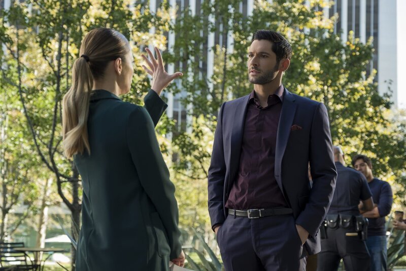 Chloe Decker (Lauren German, l.); Lucifer Morningstar (Tom Ellis, r.) – Bild: DC Comics /​ Warner Bros. Entertainment Inc.