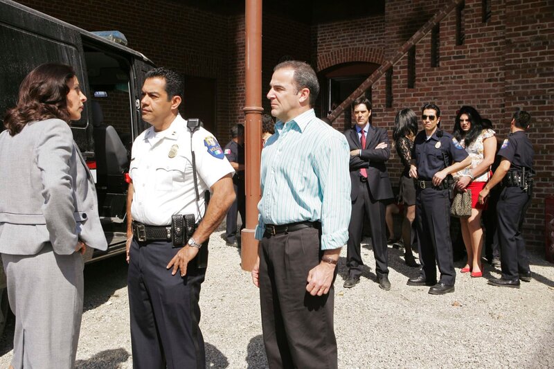 Die fremde Kultur und die fehlende Kooperationsbereitschaft der einheimischen Polizei macht den Jason Gideon (Mandy Patinkin, M.) und seinem Team zu schaffen … – Bild: 13TH STREET /​ TOUCHSTONE TV