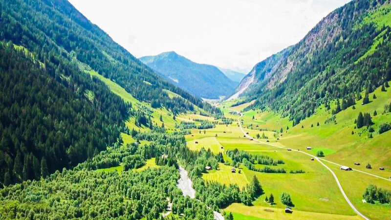 Ein grünes Tal zwischen den Bergen. – Bild: Bergblick