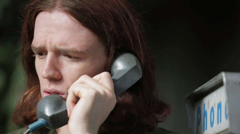Eric erhält einen beunruhigenden Telefonanruf. – Bild: Discovery Communications