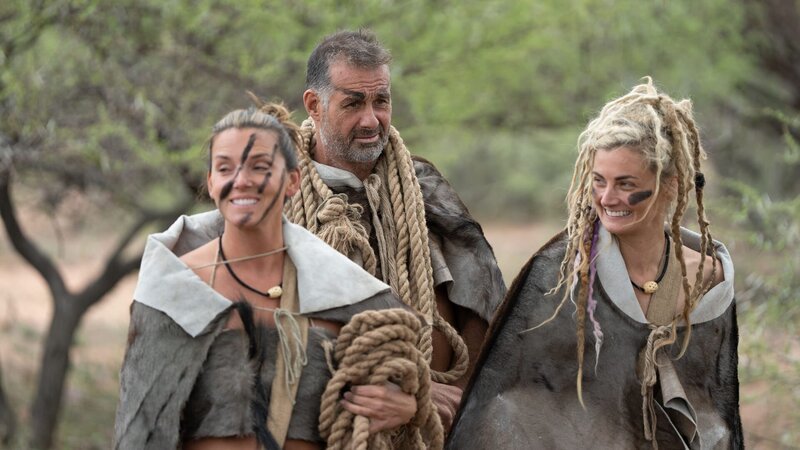 Lyndsey, Dani and Gary prepare for a challenge, while all are wearing pelts – Bild: Warner Bros. Discovery, Inc. or its subsidiaries and affiliates