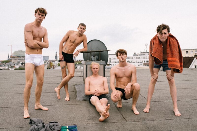 (v.l.n.r.) Emil Belton; Leonard Fuchs; Bruno Alexander; Oskar Belton; Max Mattis – Bild: Joyn/​ProSieben /​ Christoph Köstlin