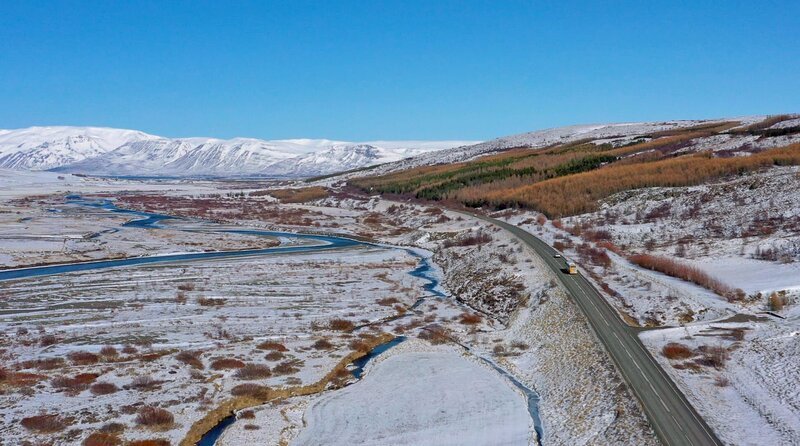 Der Ringbus fährt auf der N1 im Norden in Richtung Akureyri. – Bild: NDR/​Felix Korfmann /​ ZDF