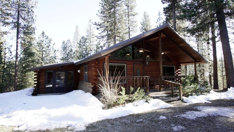 The exterior of the Mountain View Cabin in Idaho, as seen on HGTV’s Log Cabin Living – Bild: 2018, Scripps Networks, LLC. All Rights Reserved.