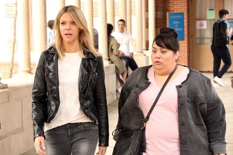 Mick (Kaitlin Olson, l.) und Alba (Carla Jimenez, r.) haben einen nicht ganz legalen Plan, um Sabrina in Yale einzuschleusen … – Bild: 2017⁠–⁠2018 Fox and its related entities. All rights reserved. /​ Patrick McElhenney Lizenzbild frei