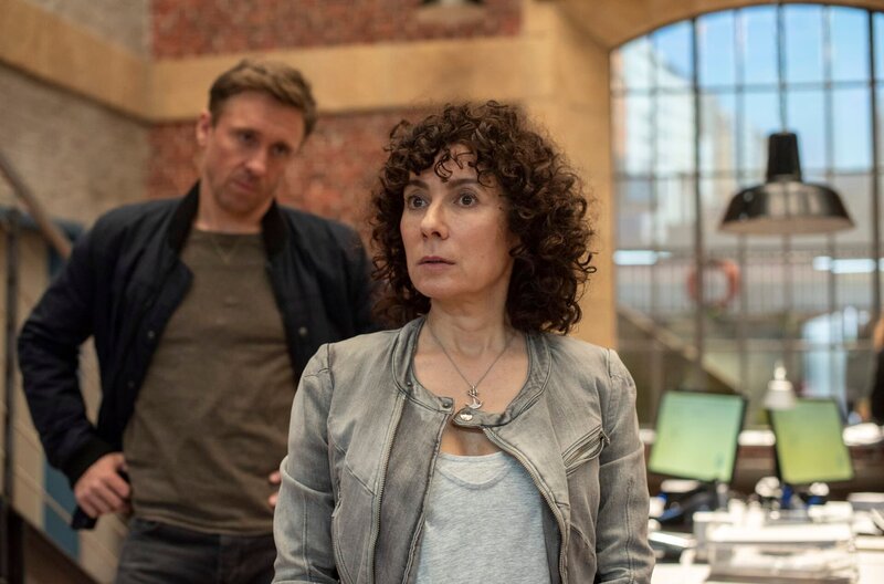 Harry (Maria Ketikidou, r.) weiß nicht mehr, ob sie auf der richtigen Seite des Gesetzes steht. Im HG ihr Kollege Piet Wellbrook (Peter Fieseler). – Bild: ARD/​Thorsten Jander