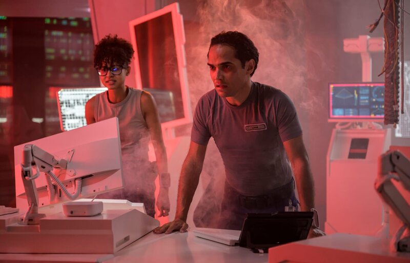 Pictured: (l-r) Stacey Michelle Read as Alicia Nevins, Reece Ritchie as Lt. Spencer Lane – Bild: Aleksandar Letic/​Ark TV Holdings, Inc./​SYFY /​ Episodic /​ Die Verwendung ist nur bei redaktioneller Berichterstattung im Rahmen einer Programmank¸ndigung ab 2 Monate vor der ersten Auss /​ © 2023 Ark TV Holdings, Inc. All Rights Reserved.