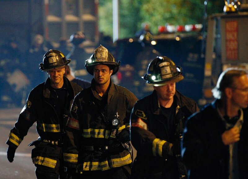 Chicago Fire Zwei Familien – Two Families Staffel 1, Episode 7 Im Einsatz: Taylor Kinnes als Kelly Severide (vorne) – Bild: SRF/​NBC Universal /​ NBC