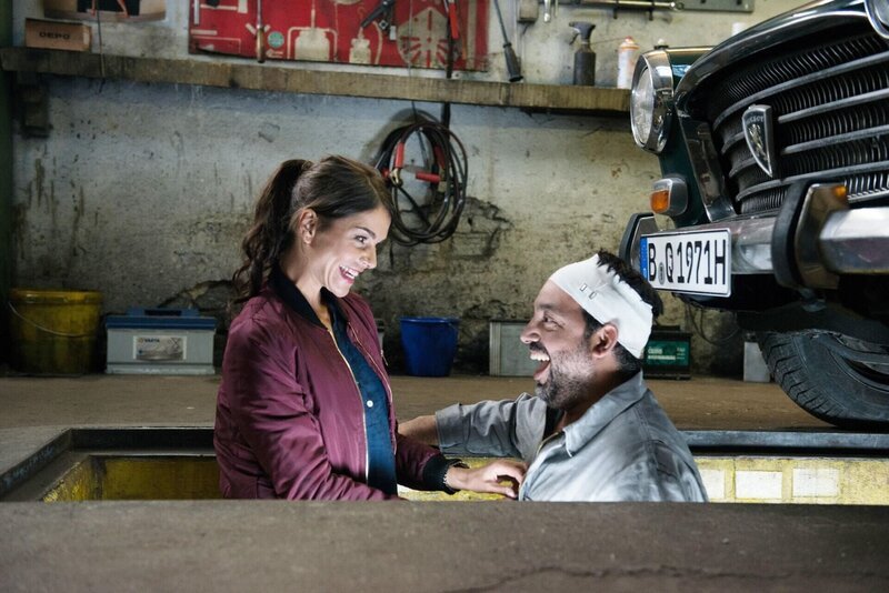 Marlene (Susan Hoecke) versucht den Werkstattbesitzer Erdal (Serkan Cetinkaya) mit ihren weiblichen Reizen zu besänftigen. – Bild: RTL /​ Stefan Erhard