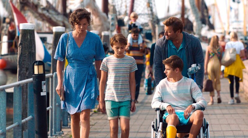 Der zehnjährige Sam (Sonny van Utteren, 2. von links) verbringt seine Ferien mit seiner Mutter Mara (Suzan Boogaerdt, links), seinem Vater Gijs (Tjebbo Gerritsma, rechts) und seinem großen Bruder Jore (Julian Ras, sitzend) auf einer niederländischen Insel. – Bild: BR/Bind/MDR/Ostlicht Filmproduktion/Sal Kroonenberg Der zehnjährige Sam (Sonny van Utteren, 2. von links) verbringt seine Ferien mit seiner Mutter Mara (Suzan Boogaerdt, links), seinem Vater Gijs (Tjebbo Gerritsma, rechts) und seinem großen Bruder Jore (Julian Ras, sitzend) auf einer niederländischen Insel. – Bild: BR/Bind/MDR/Ostlicht Filmproduktion/Sal Kroonenberg