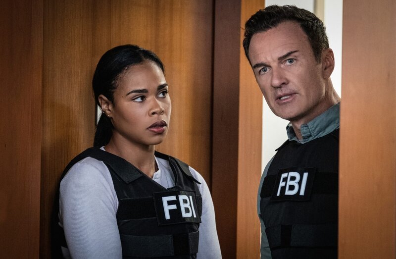 Sheryll Barnes (Roxy Sternberg, l.); Jess LaCroix (Julian McMahon, r.) – Bild: Jeff Neumann /​ © 2019 CBS Broadcasting, Inc. All Rights Reserved /​ Jeff Neumann