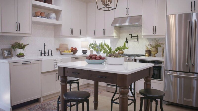 Drew und Jonathan kommen zur Hilfe und übernehmen die Renovierung des Eingangsbereichs, des Wohnzimmers, des Esszimmers und der Küche. – Bild: HGTV