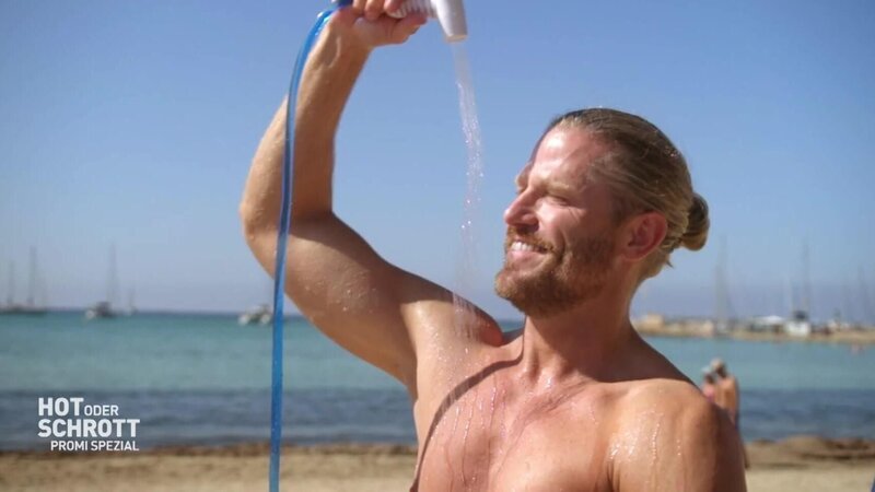 Mit dem „Shower Bag“ kann man überall schnell und einfach duschen, sowie Paul Janke demonstriert. – Bild: RTL /​ Hot oder Schrott – Promi Spezial